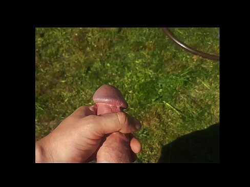 ❤️ Keçika germ di bexçeyek havînê de pisîka xwe ya pembe diqelişe û bi şuştinê dixe. ️❌ Pornoya rûsî li me