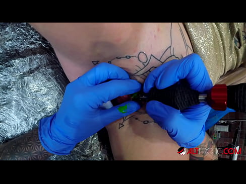 ❤️ Keçika pir tattookirî Sully Savage tattooek li ser klîtorê xwe kir. ️❌ Pornoya rûsî li me