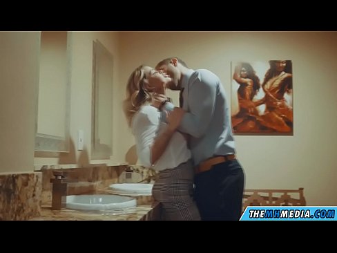 ❤️ Gava ku blondeyek busty we di nav hewşek gelemperî de dixapîne ️❌ Pornoya rûsî li me